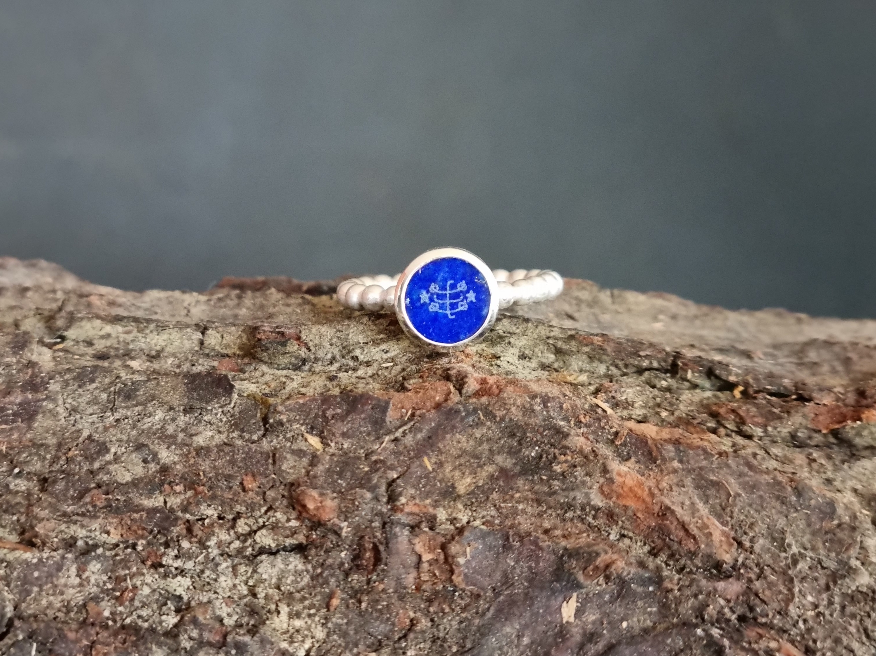 Silberperlen Ring mit Bahá'í Symbol auf Lapis Lazuli Stein 